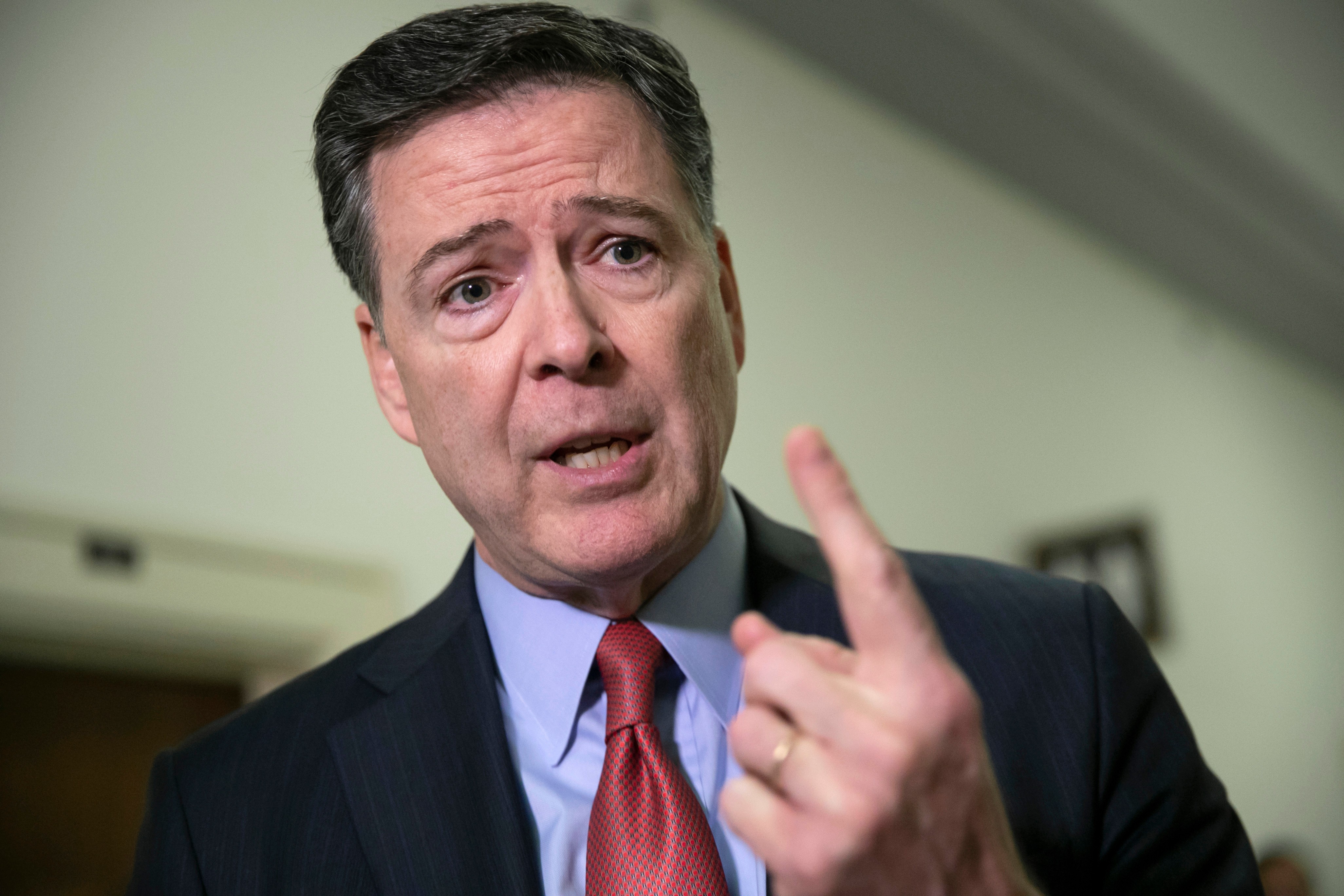 Ex-diretor do FBI acusado de ameaçar Trump se apresenta à Justiça; advogado diz que ação do governo é 'vingativa'