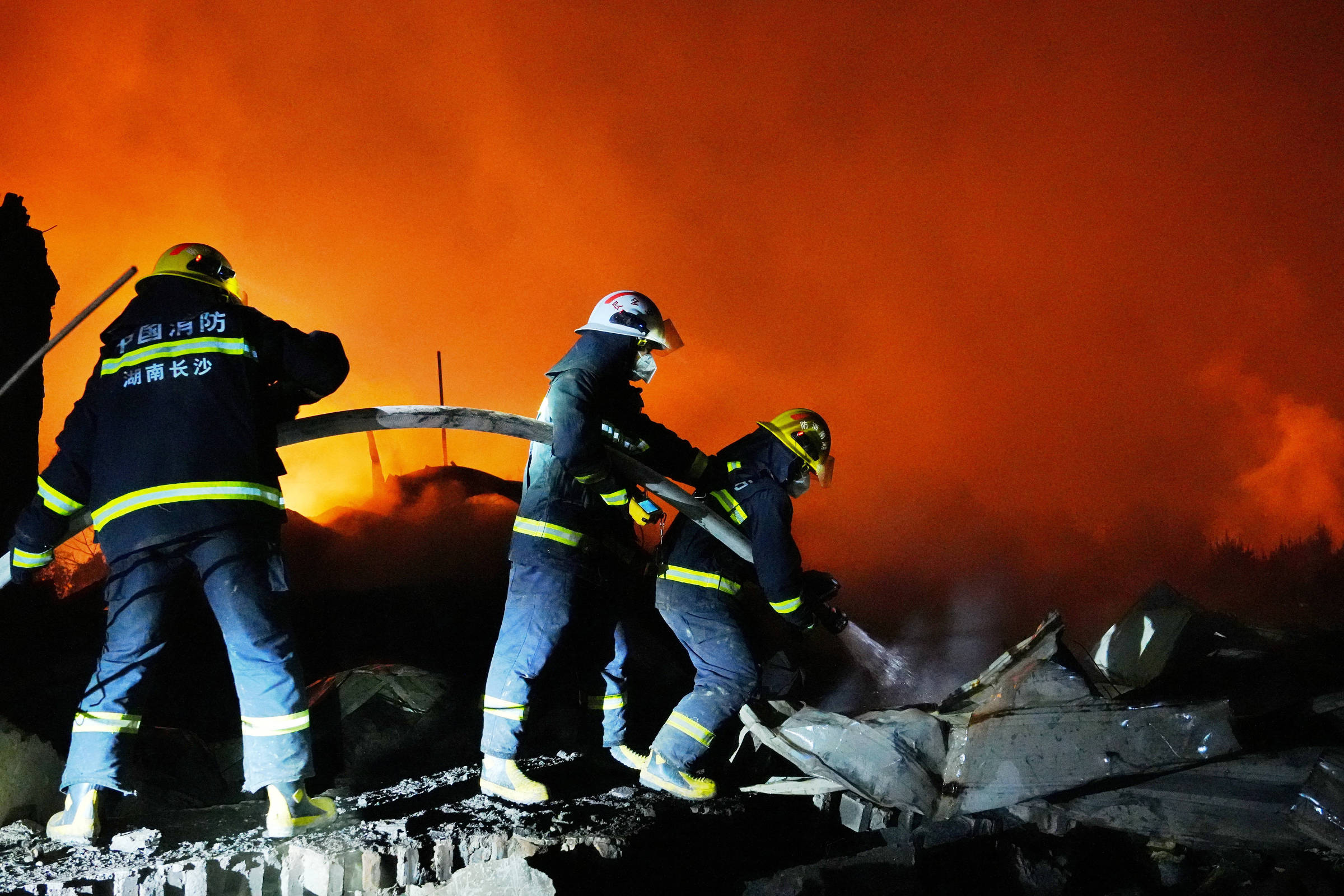 Explosão em fábrica de fogos mata 21 pessoas na China e fere outras 61