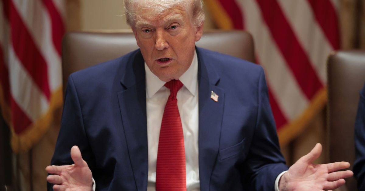 Real Time: para 35%, apoio de Trump atrapalha candidato; para 26%, ajuda