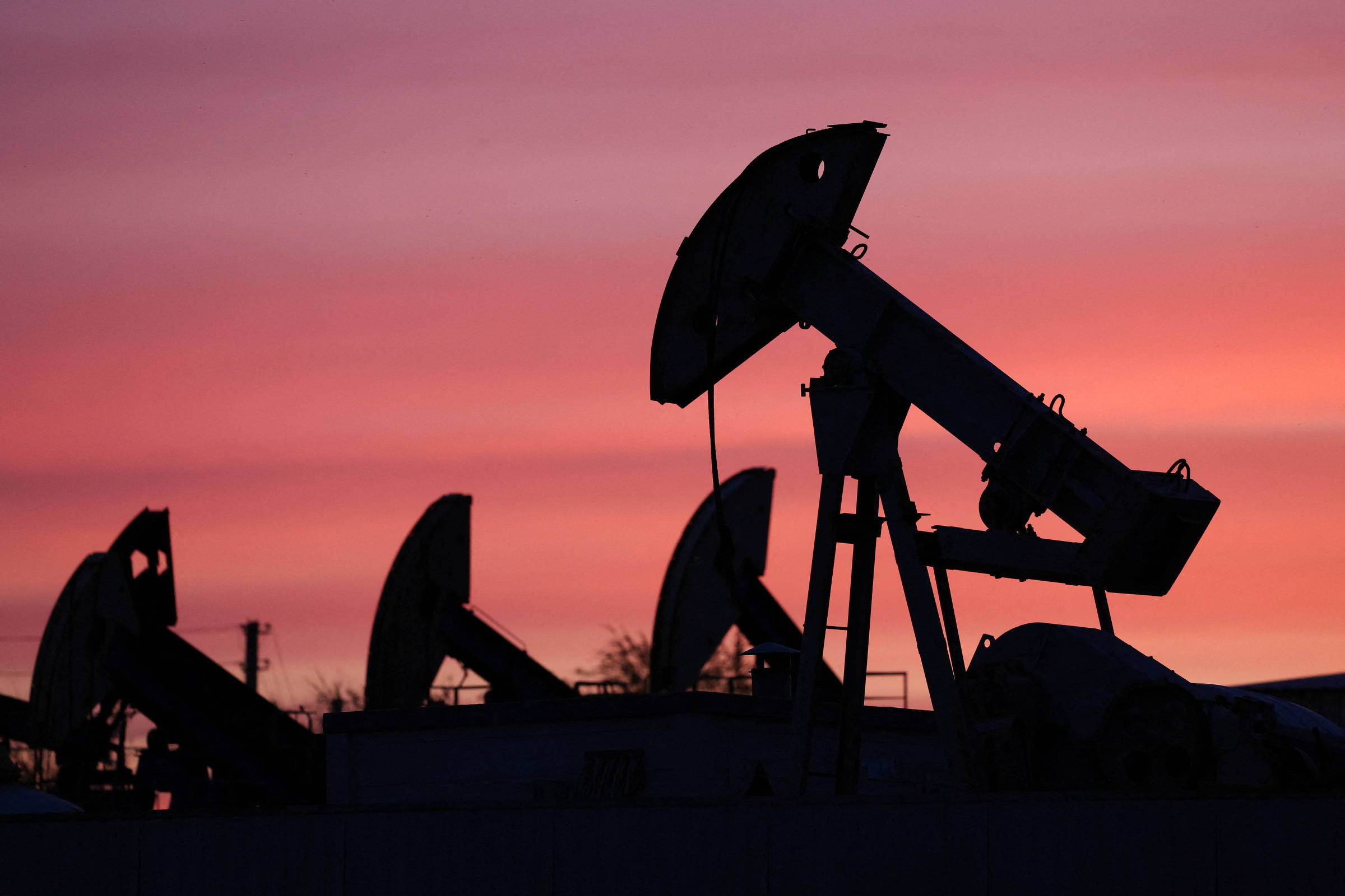 Reservas globais de petróleo despencam em ritmo recorde enquanto guerra no Irã pressiona suprimentos