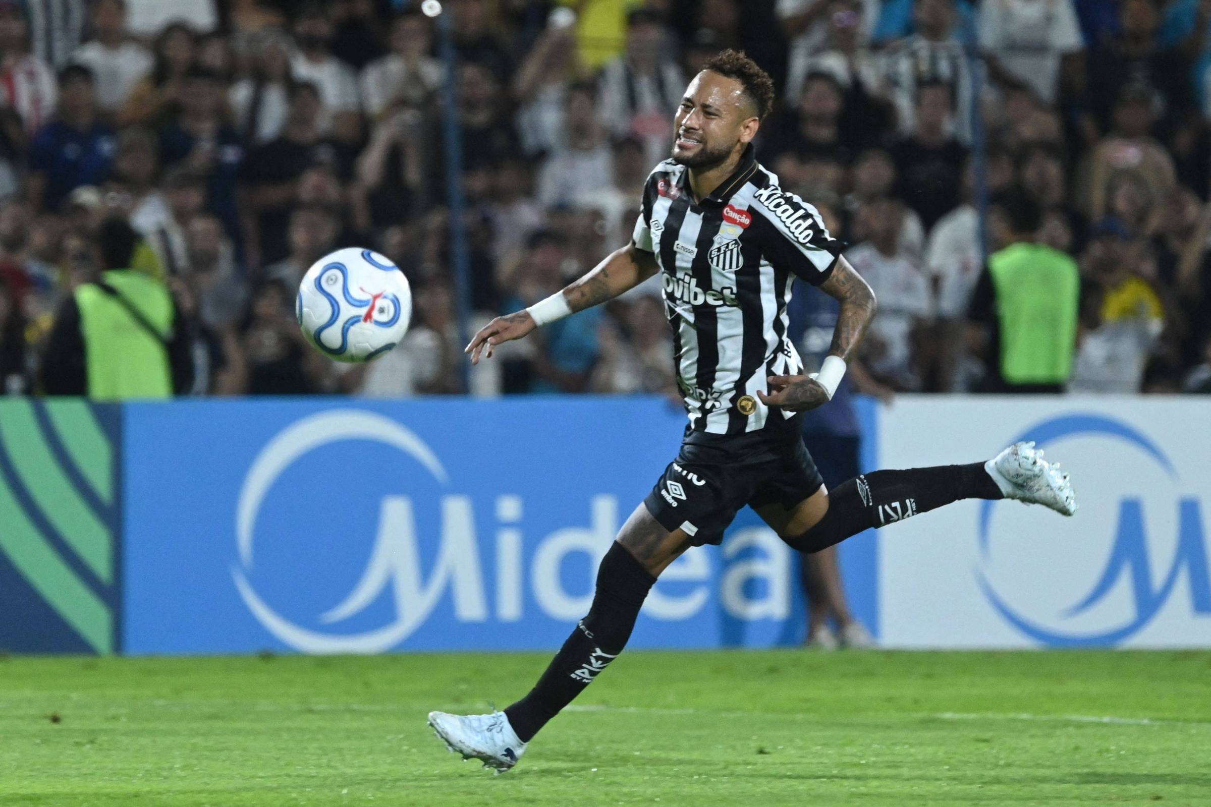 Após briga e notificação judicial, Neymar celebra gol com abraço em Robinho Jr.