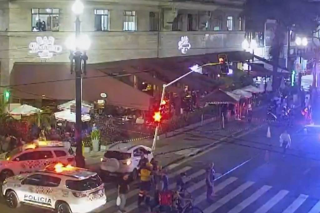 Motorista perde controle e atropela pedestres na esquina das avenidas Ipiranga e São João, em SP