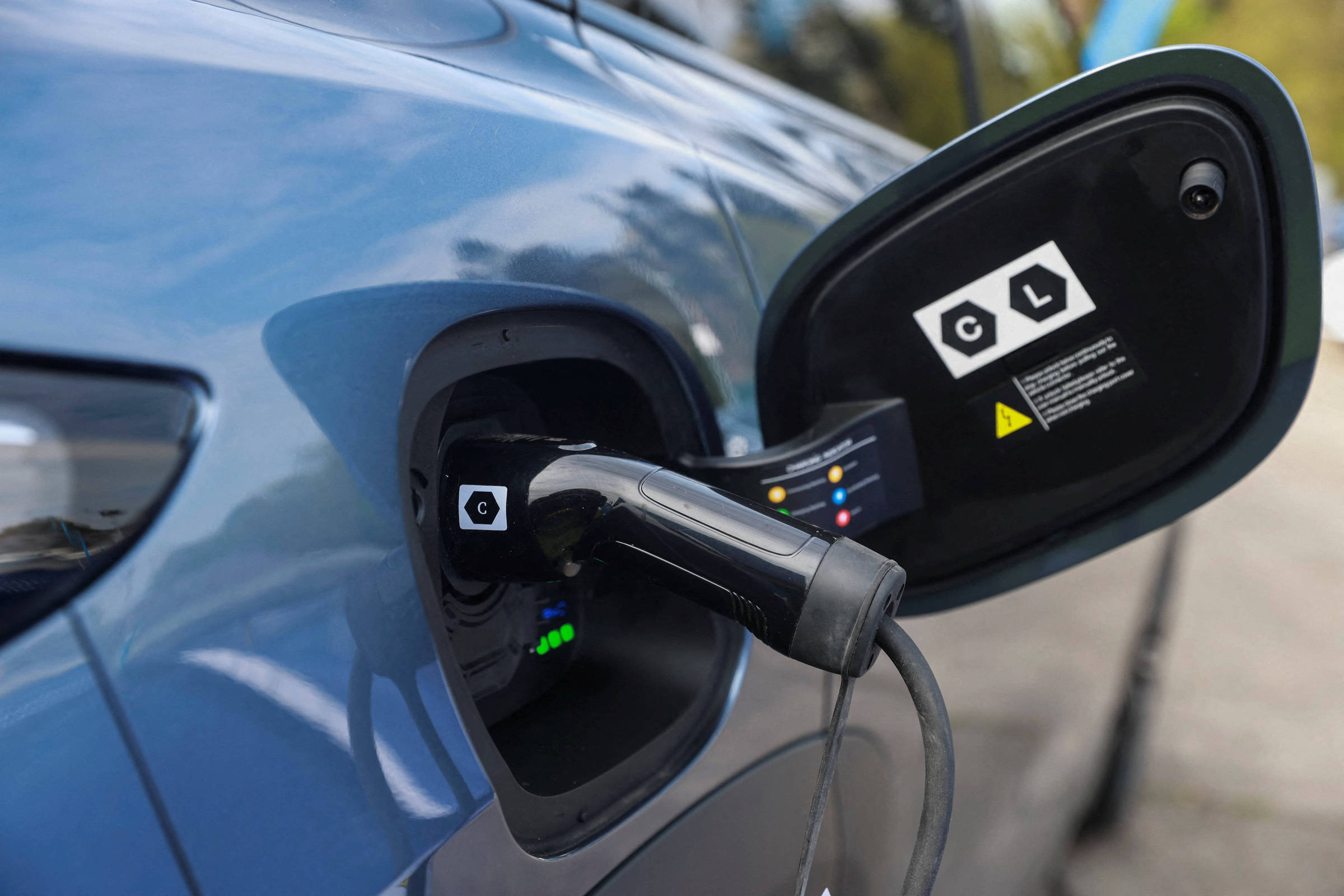 Porto Seguro registra alta de 39% em seguros de veículos elétricos; cotações crescem 80%