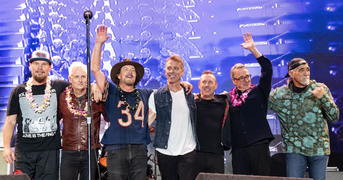 Pearl Jam anuncia primeiro show após saída do baterista