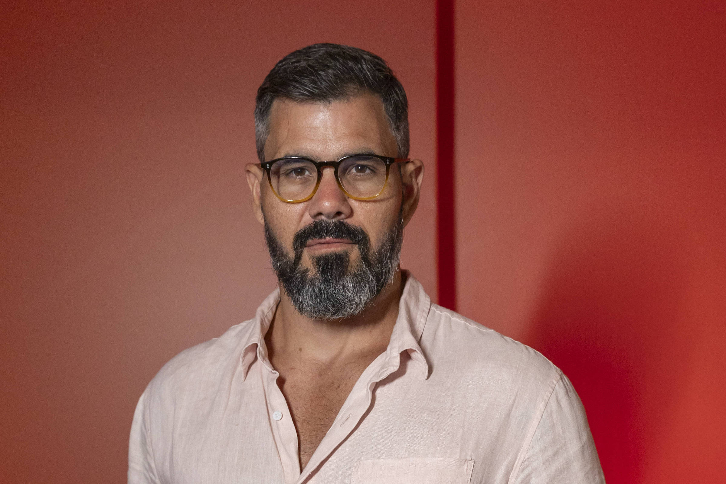 Juliano Cazarré nega ser red pill e diz que seu curso quer promover o bom senso