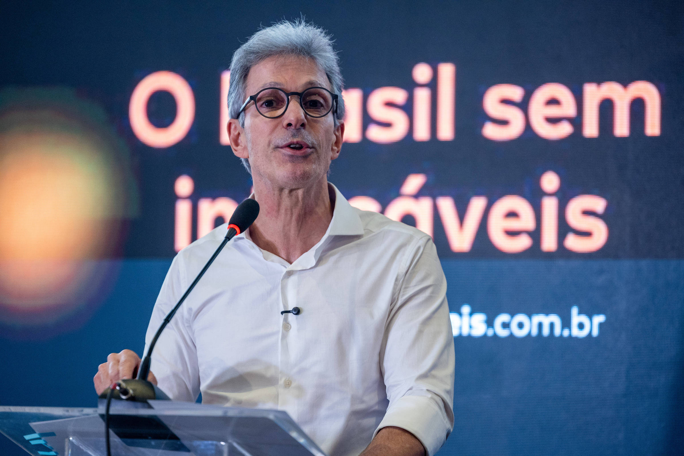 'É imperdoável, um tapa na cara', diz Zema sobre ligação entre Flávio Bolsonaro e Vorcaro