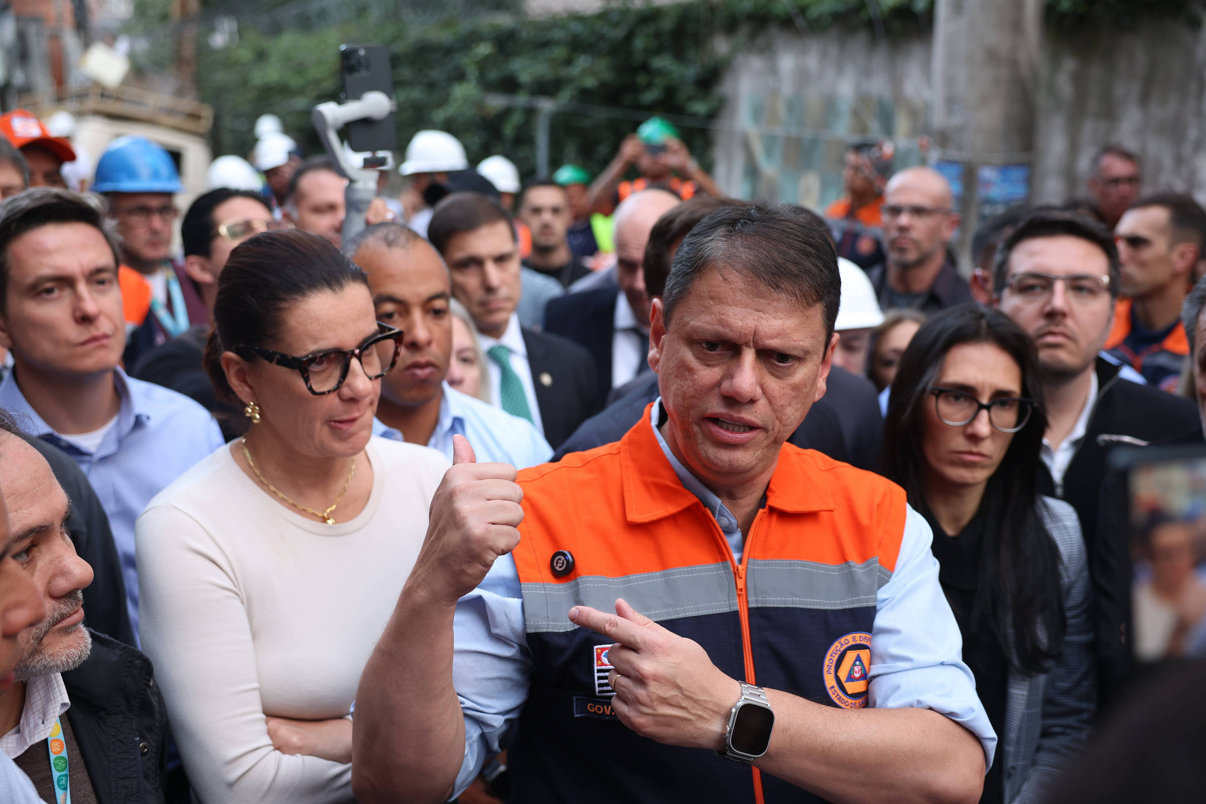 Tarcísio visita Jaguaré dois dias após explosão e promete 'mão pesada do Estado' contra concessionárias