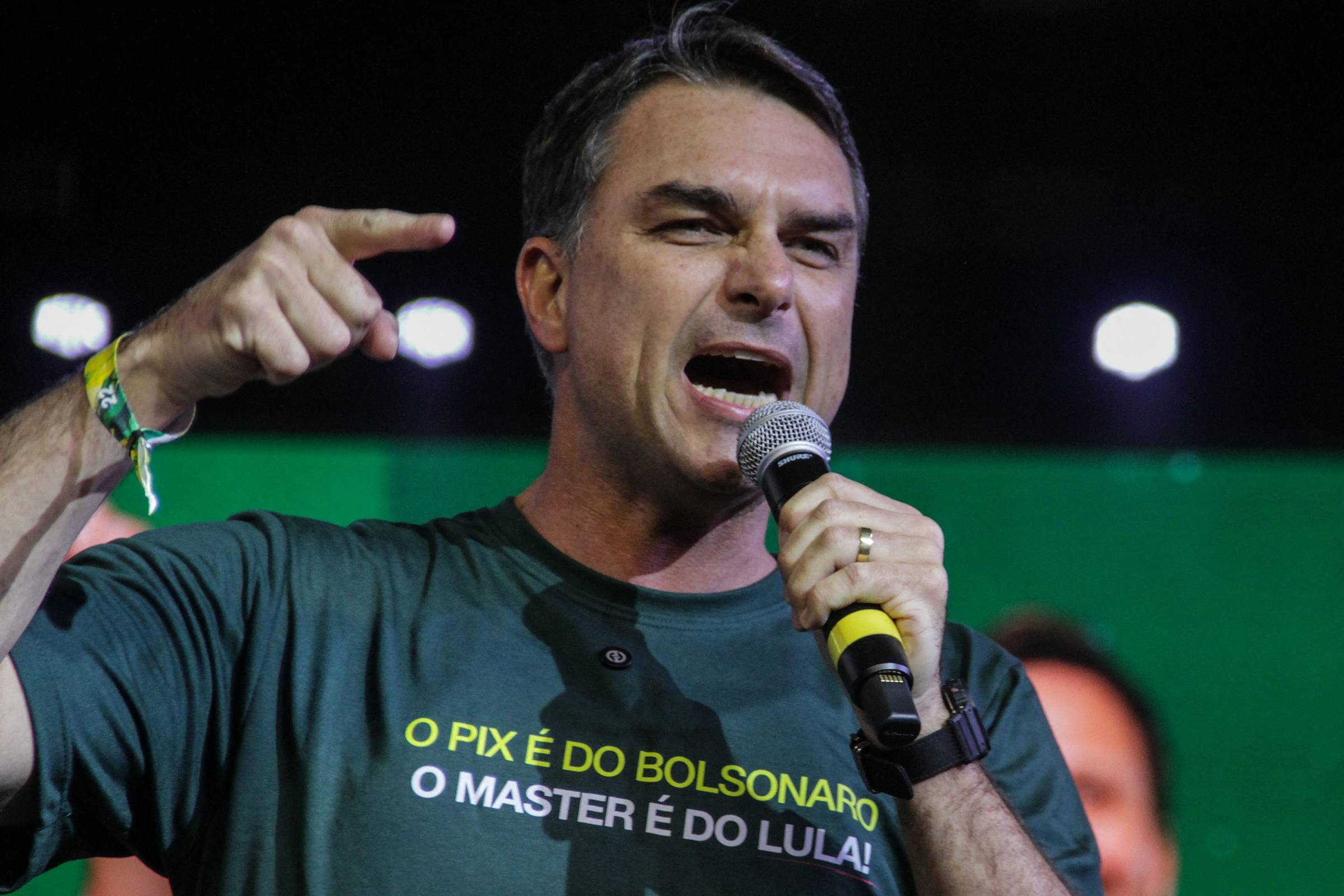 Aliados de Flávio Bolsonaro criticam reação da pré-campanha à crise sobre pagamento de Vorcaro