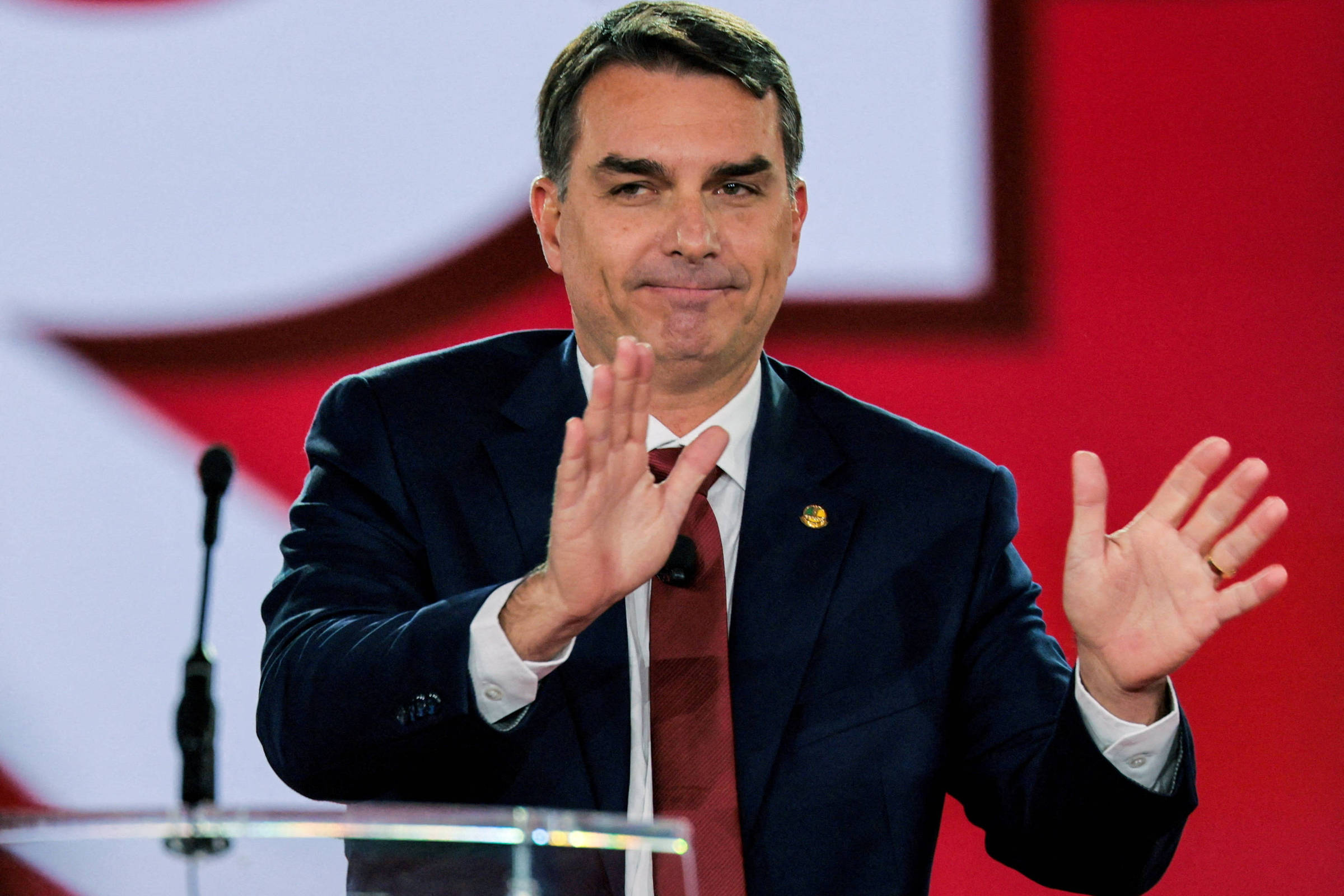 Integrantes do PL dizem ter ficado surpresos com relação entre Flávio e Vorcaro