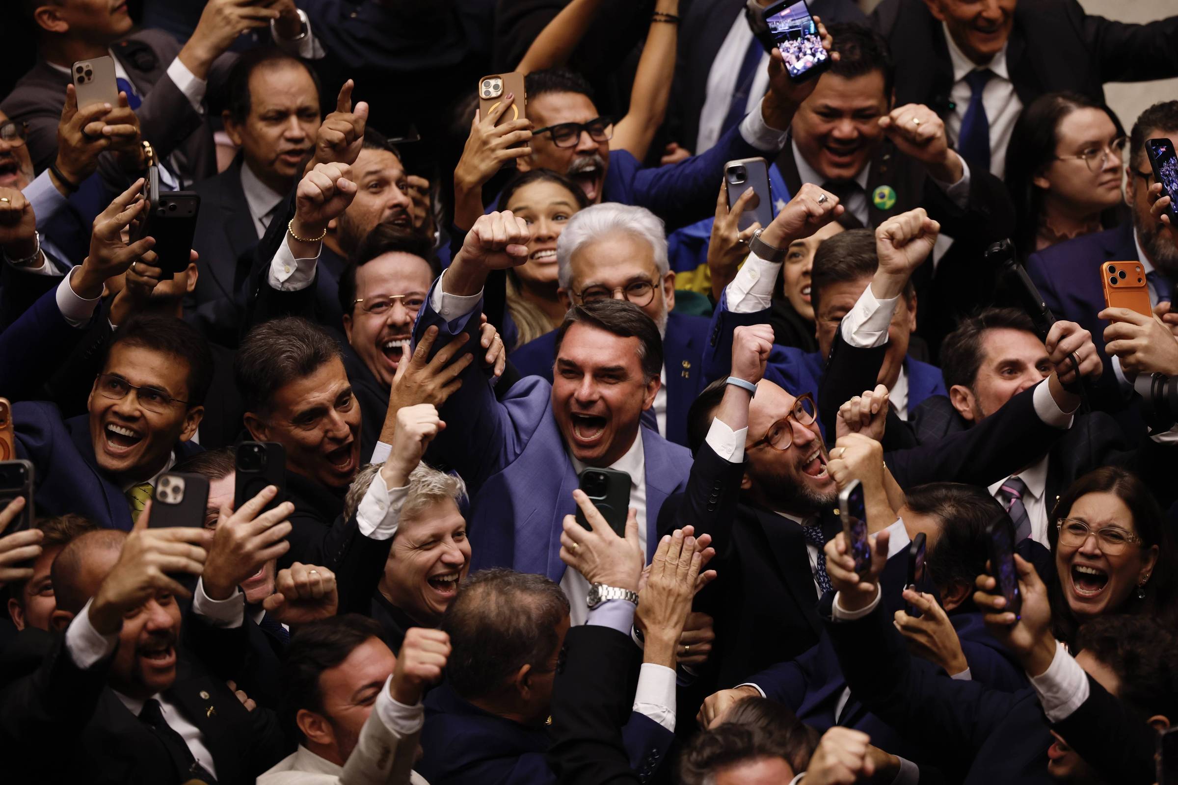 Flávio Bolsonaro aposta em CPI do Master contra desgaste, mas aliados veem chances mínimas