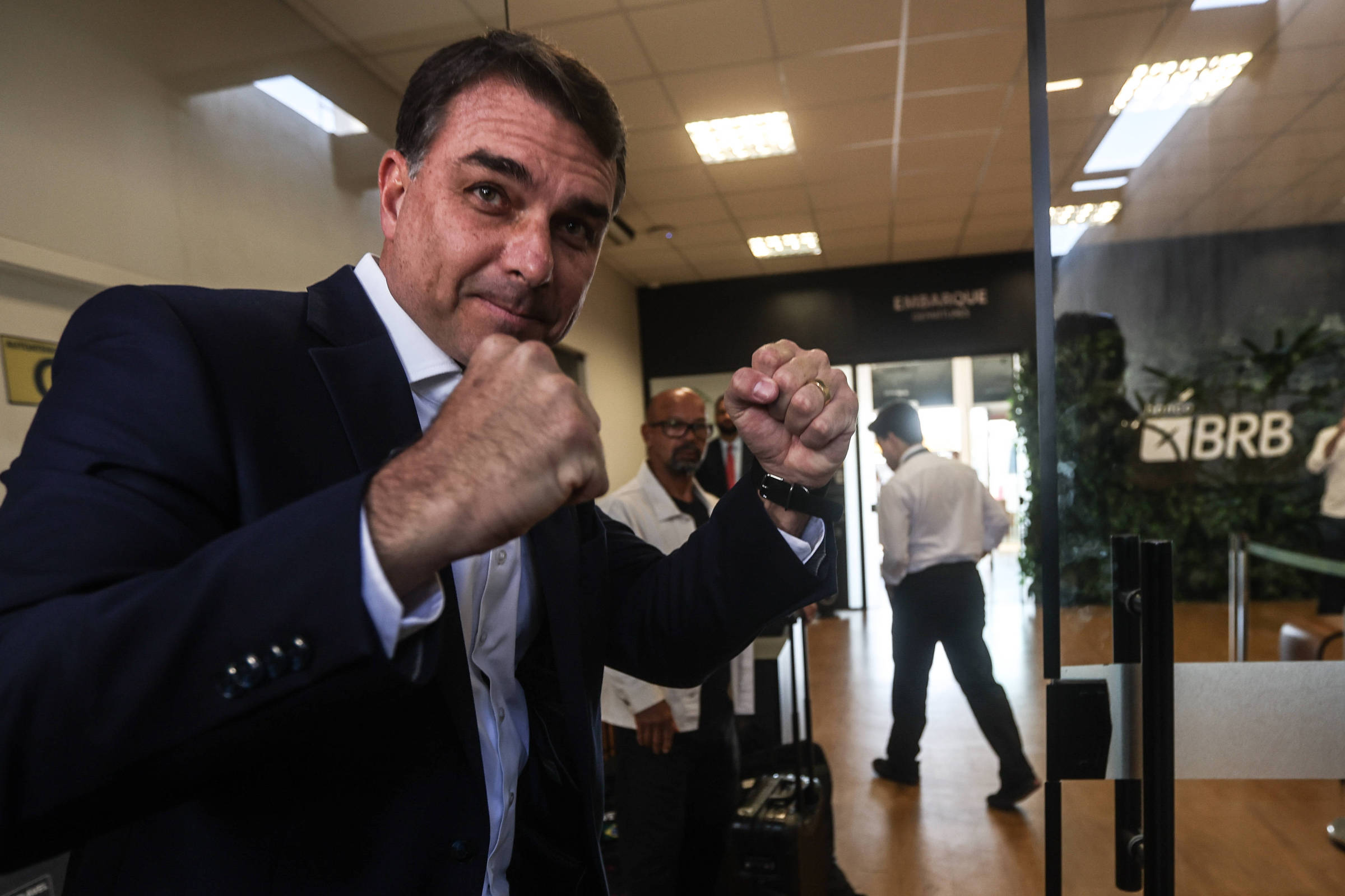 Flávio diz que Jair Bolsonaro o aconselhou a falar a verdade e que Eduardo vive de doação do pai