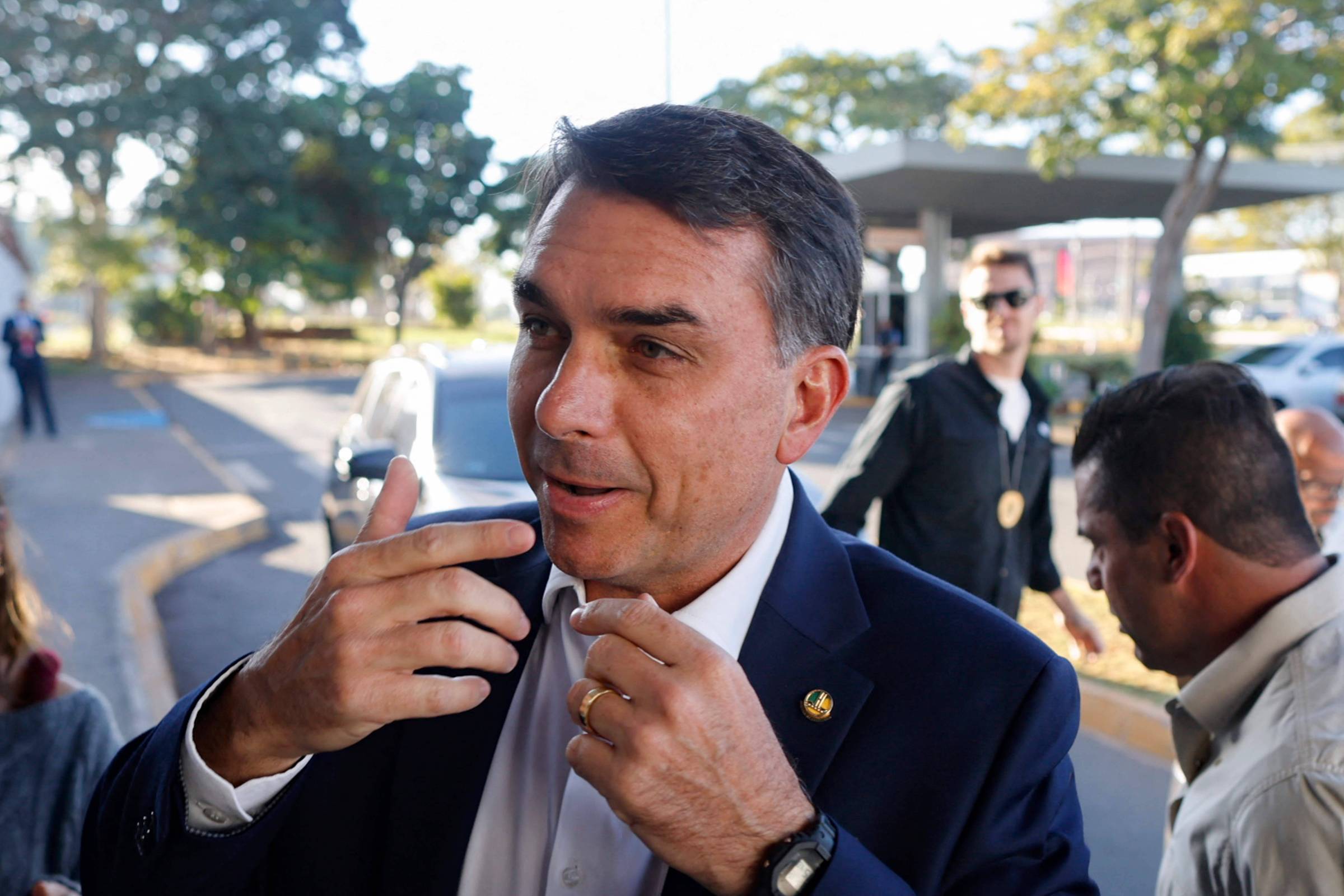 'Não tenho que justificar nada para ninguém', diz Flávio Bolsonaro sobre conversas com Vorcaro