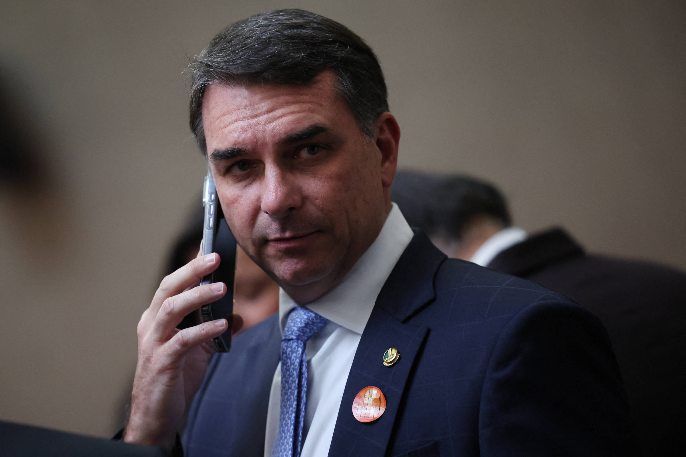 Centrão repensa aliança com Flávio Bolsonaro após áudios que mostram proximidade com Vorcaro