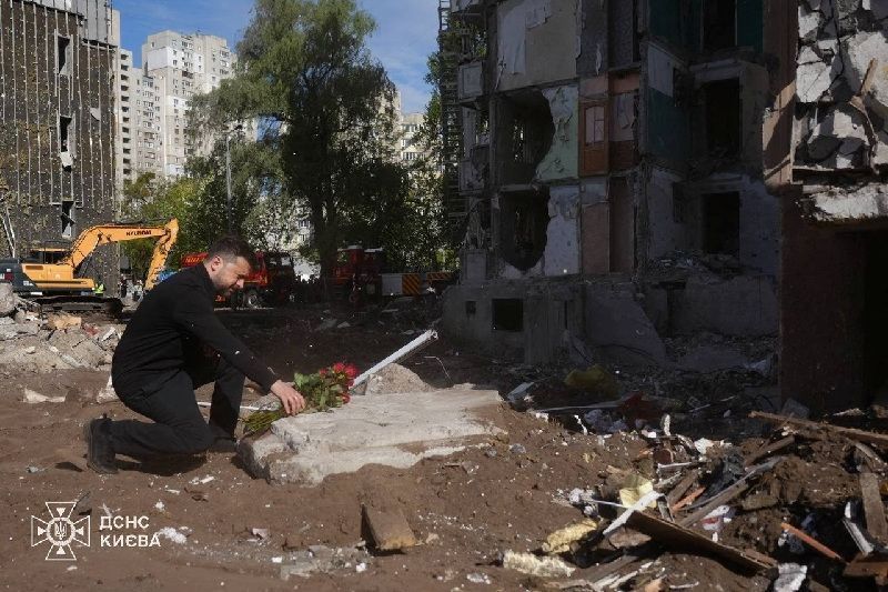 Zelensky pede que Rússia seja punida após ataque atingir prédio e matar 24