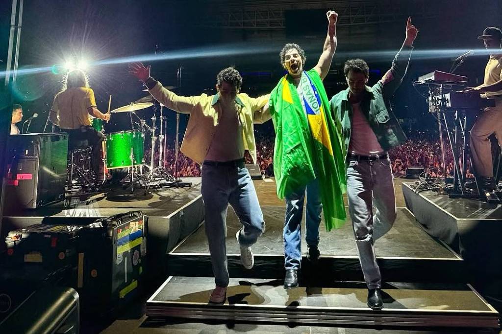 Jonas Brothers publicam foto com a bandeira do Brasil e brincam sobre Copa: 'O hexa vem'