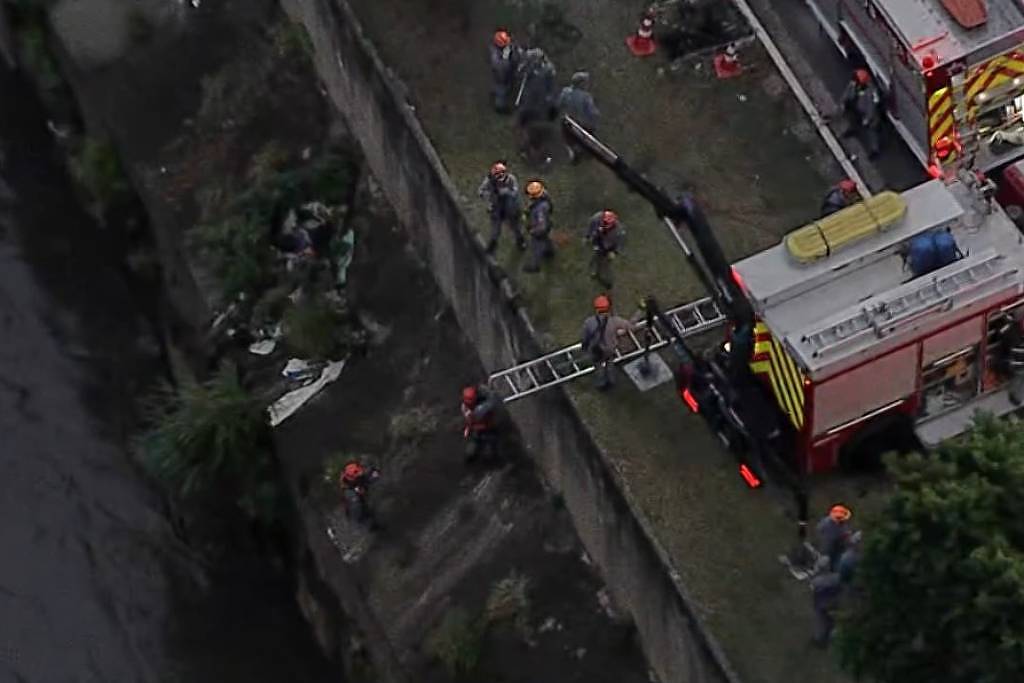 Carro cai no rio Tamanduateí após acidente em São Paulo