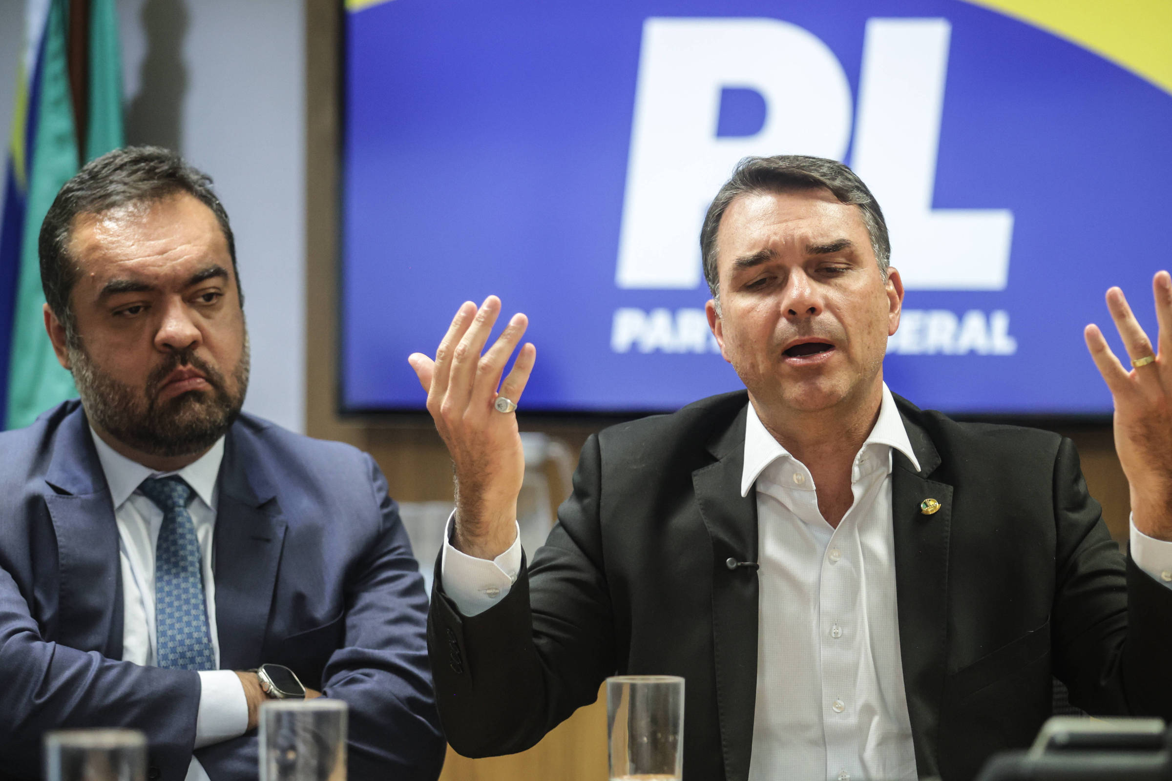 Operação contra Castro agrava cenário em reduto de Flávio Bolsonaro