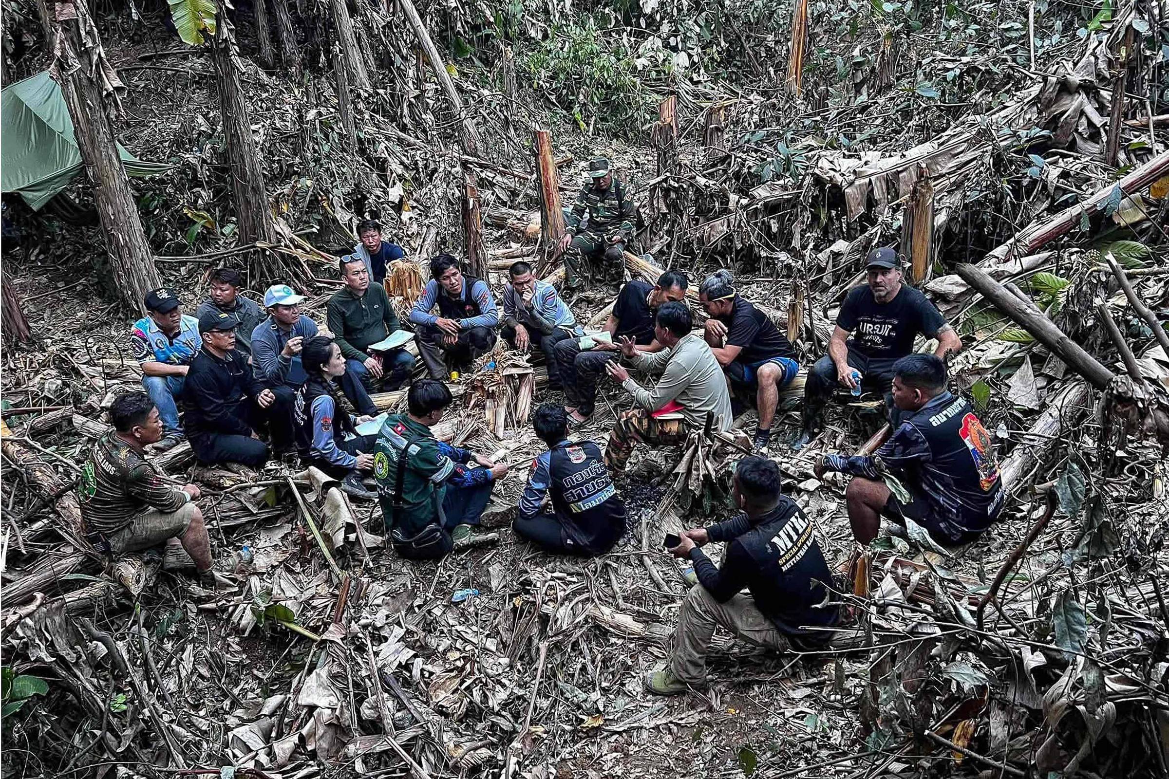 Socorristas encontram com vida 5 dos 7 desaparecidos em caverna no Laos