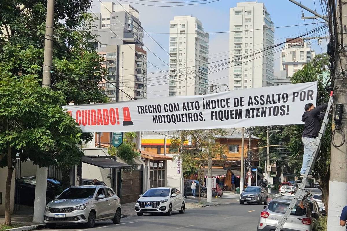 Moradores instalam faixa para alertar sobre assaltos na zona oeste de São Paulo