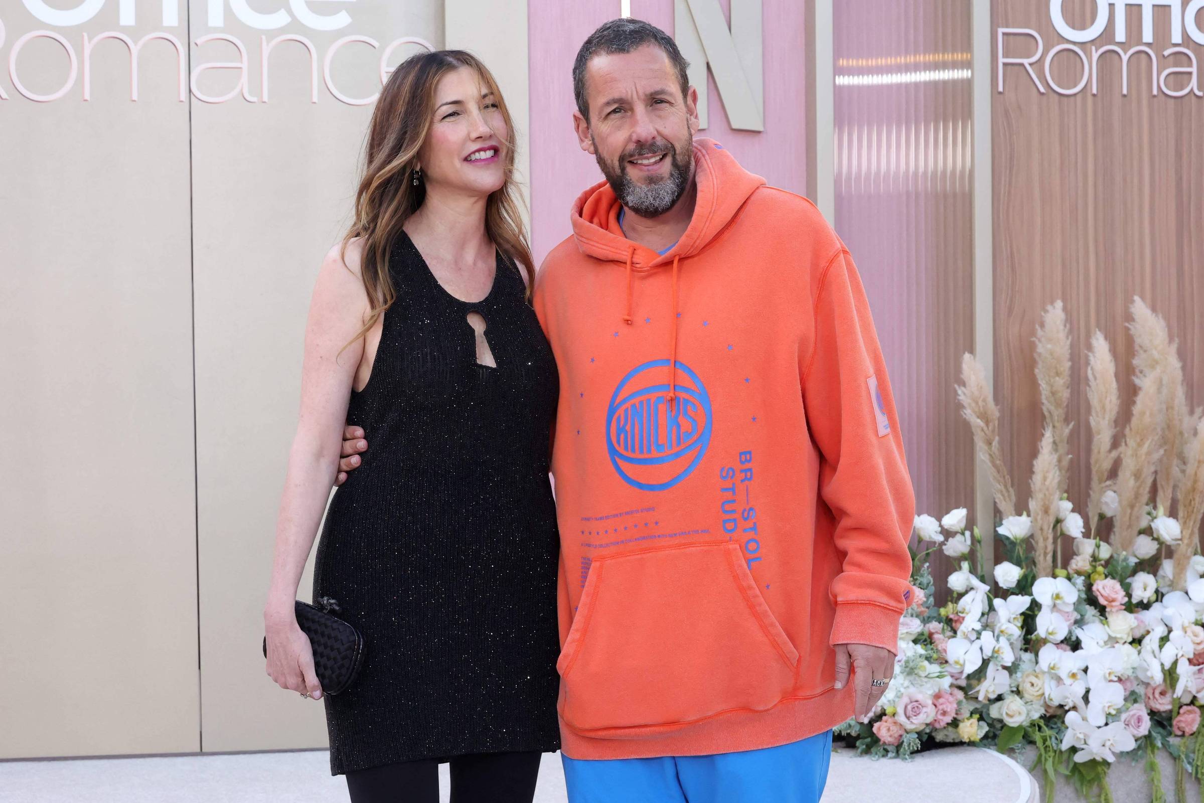 Adam Sandler vai de moletom em estreia de filme da esposa e recebe críticas