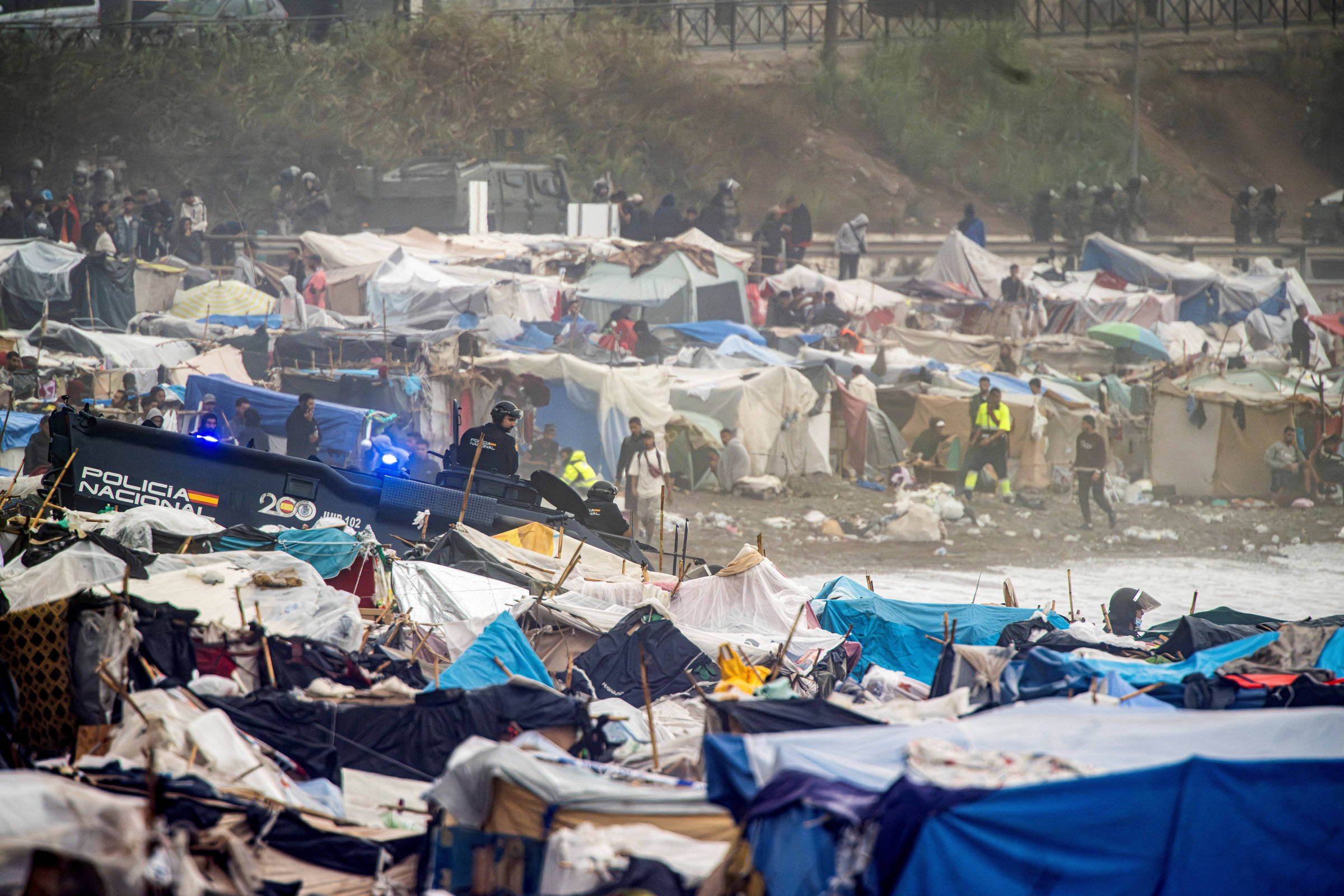 Polícia desmonta acampamento de migrantes em praia de Ceuta antes de visita do rei da Espanha