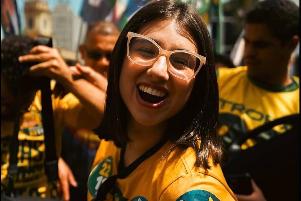 Crítica de programas de assistência, Eduarda Campopiano tem mãe que recebe benefício