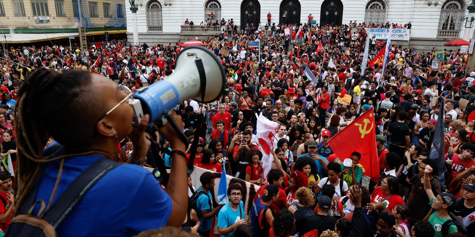 Estudantes fazem atos pelo país em apoio a Lula